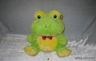 青蛙玩偶路边吃瓜