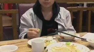 精神小伙视频吃瓜,笑料百出！