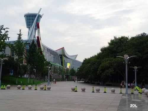 人民广场潍坊吃瓜,人民广场潍坊夏日吃瓜盛宴