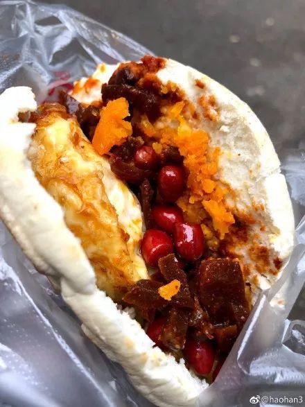 边吃瓜边吃馍的意思,闲适生活的美好时光