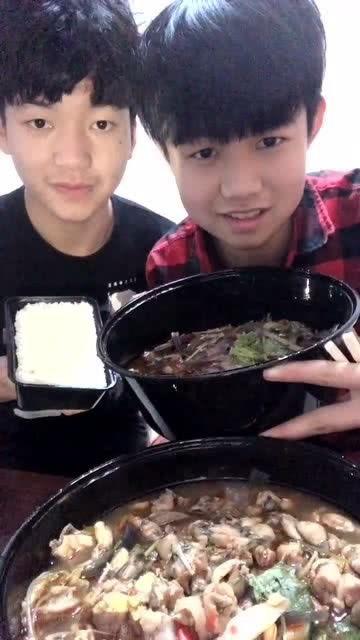 外卖小伙吃瓜,外卖小哥的夏日“清凉”瓜趣