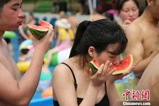 吃瓜深夜泳池,揭秘娱乐圈幕后故事  第2张